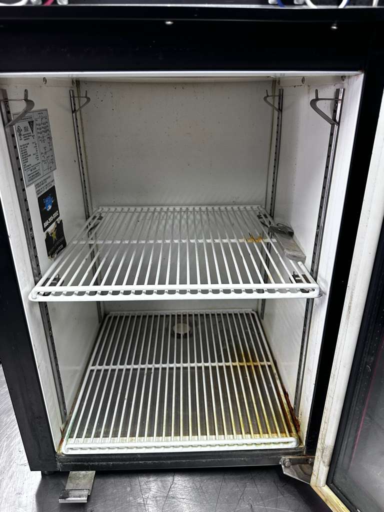 Superb Condition – CTH-32N – Commercial Countertop Glass Door Display Refrigerator – 2.5 Cu. Ft. – 110V – Fully Tested & Operational!