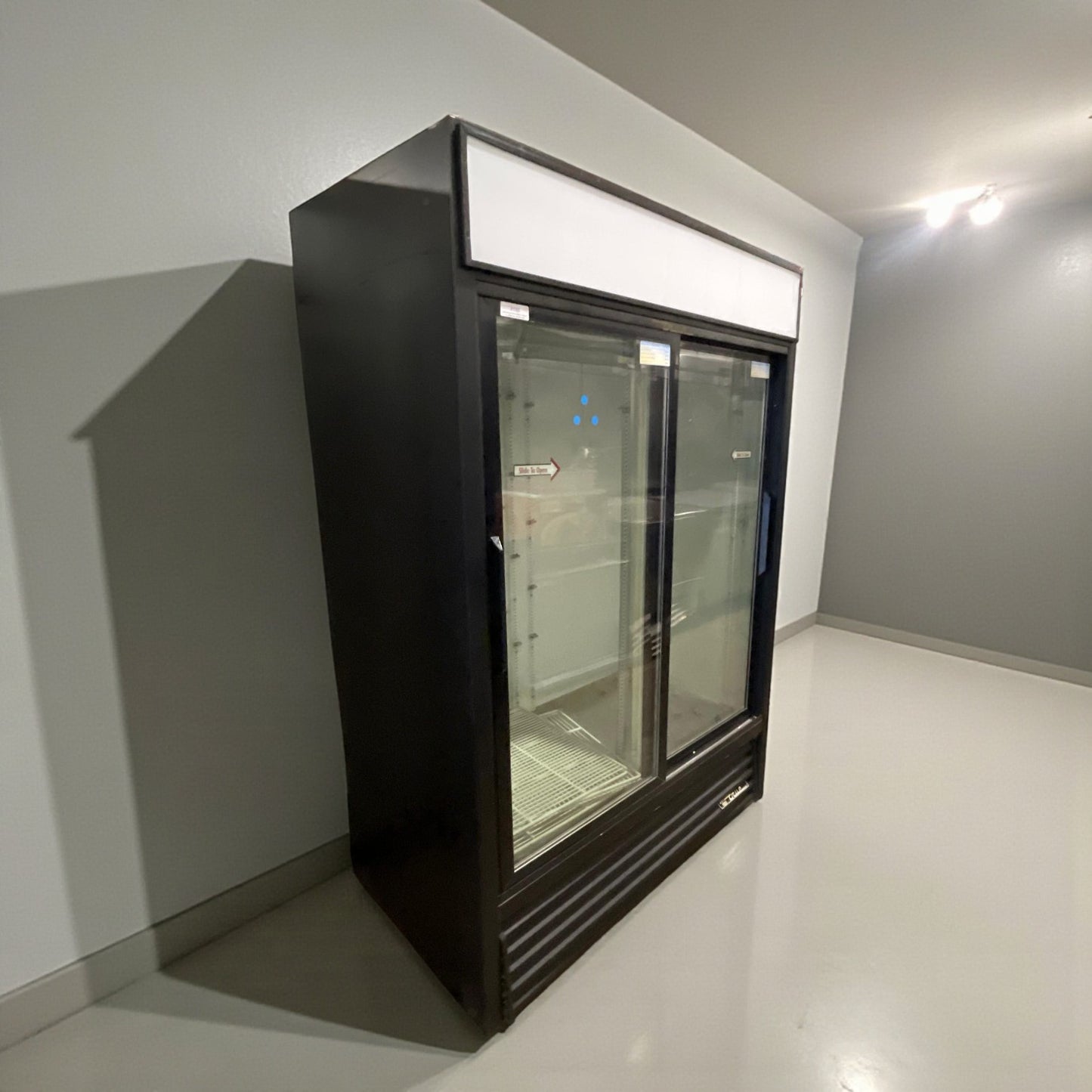 Immaculate Condition – True GDM-45 Glass Door Merchandiser Refrigerator – 115V / Single Phase – Fully Tested & Working!