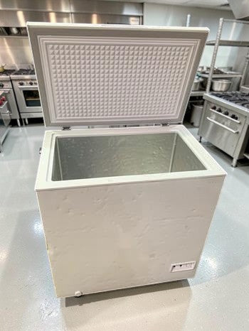 High-Quality Condition – Frigidaire EFRF7003-6COM – 32.6" Garage-Ready Chest Freezer – 7.0 Cu. Ft. – Adjustable Temperature Control – 115V – Fully Tested & Operational!