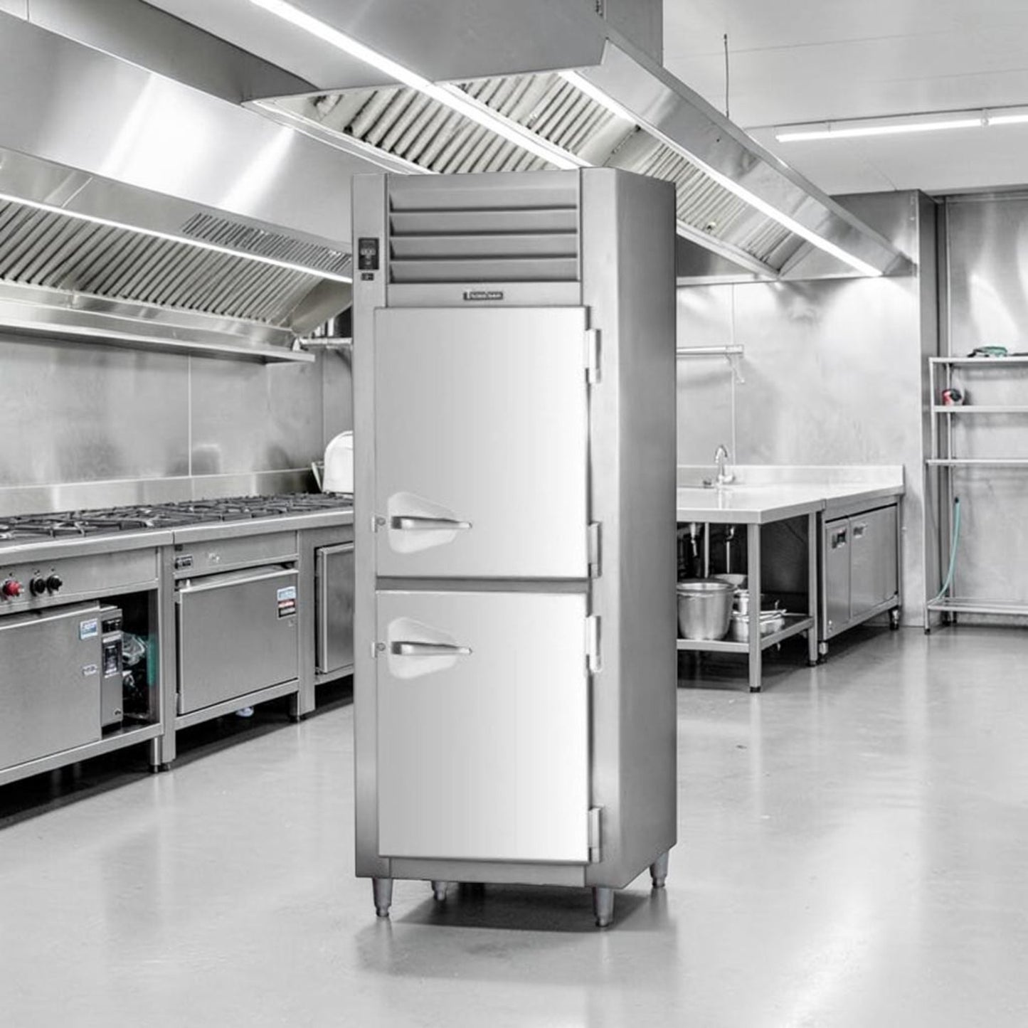 Excellent Condition – Traulsen RHT132WUT-HHS Specification Line – 30" One-Section Half-Door Reach-In Refrigerator – 24.2 Cu. Ft. – 115V – Fully Tested & Operational!