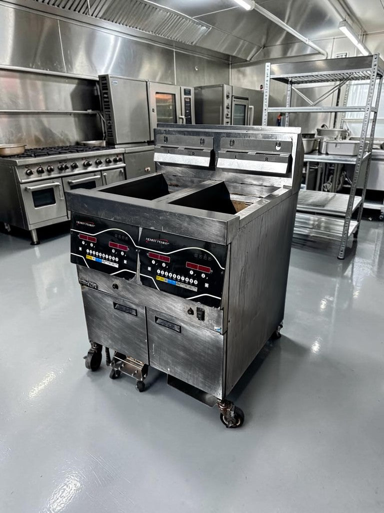 Exceptional Condition – Henny Penny EEG242.0_NAT – Evolution Elite® 2-Well Gas Open Fryer – 60 lb Total Capacity – ENERGY STAR® - Fully Tested & Operational!