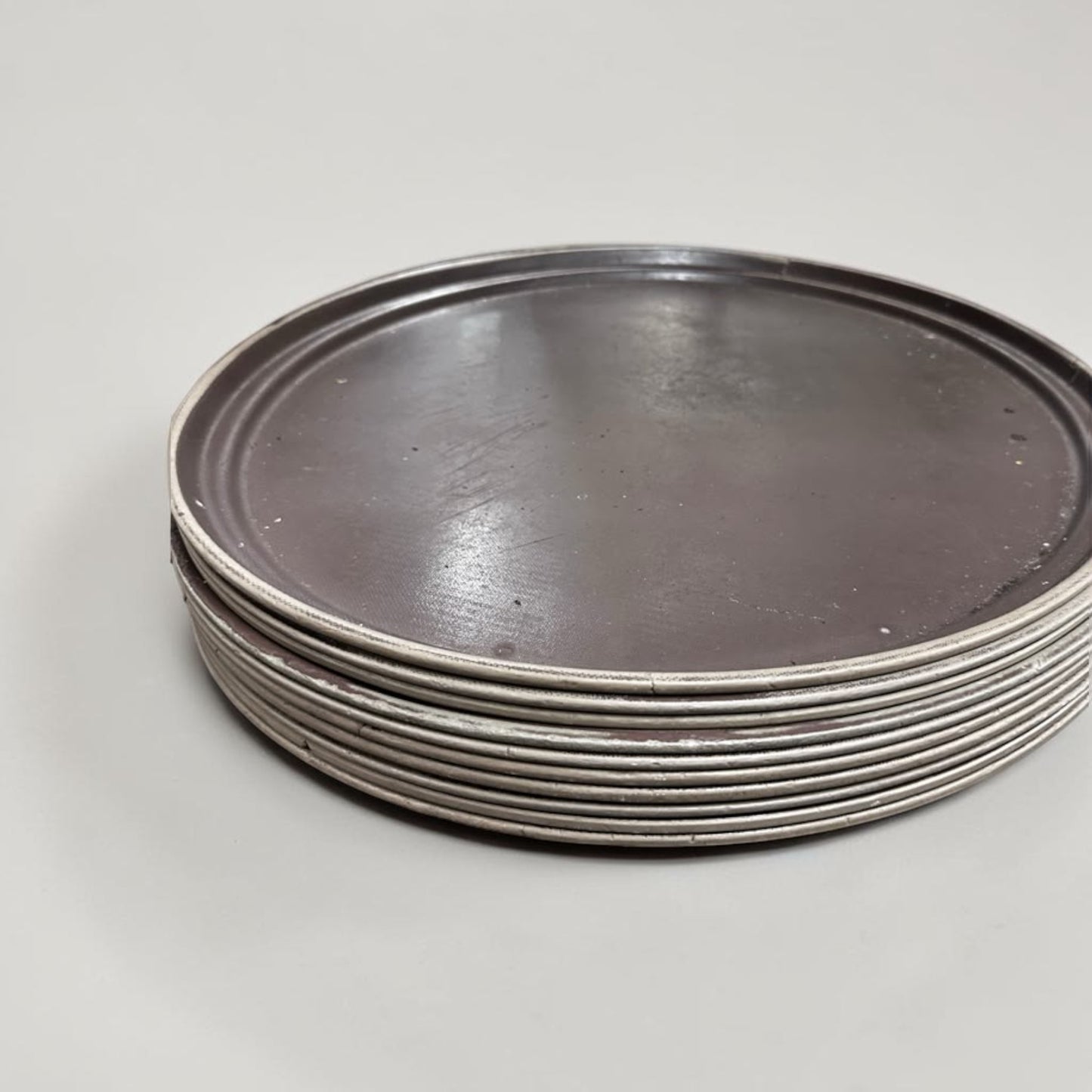 Well-Maintained Condition – Large Oval Non-Skid Serving Trays – 27 in x 22 in – Brown – Commercial Grade – Professionally Inspected & Ready for Service!