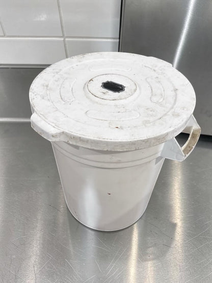 Like-New Condition – 32 Gallon Round Commercial Trash Can with Lid & Dolly – Heavy-Duty Foodservice Waste Container – NSF / USDA Style – Ready for Immediate Use!