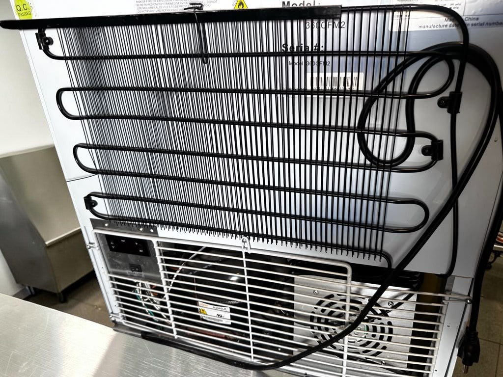 Excellent Condition – Avantco CFM2 / 360CFM2 – 2 Cu. Ft. Countertop Glass Door Display Freezer – 110–120V – ETL Certified – Fully Tested & Operational!