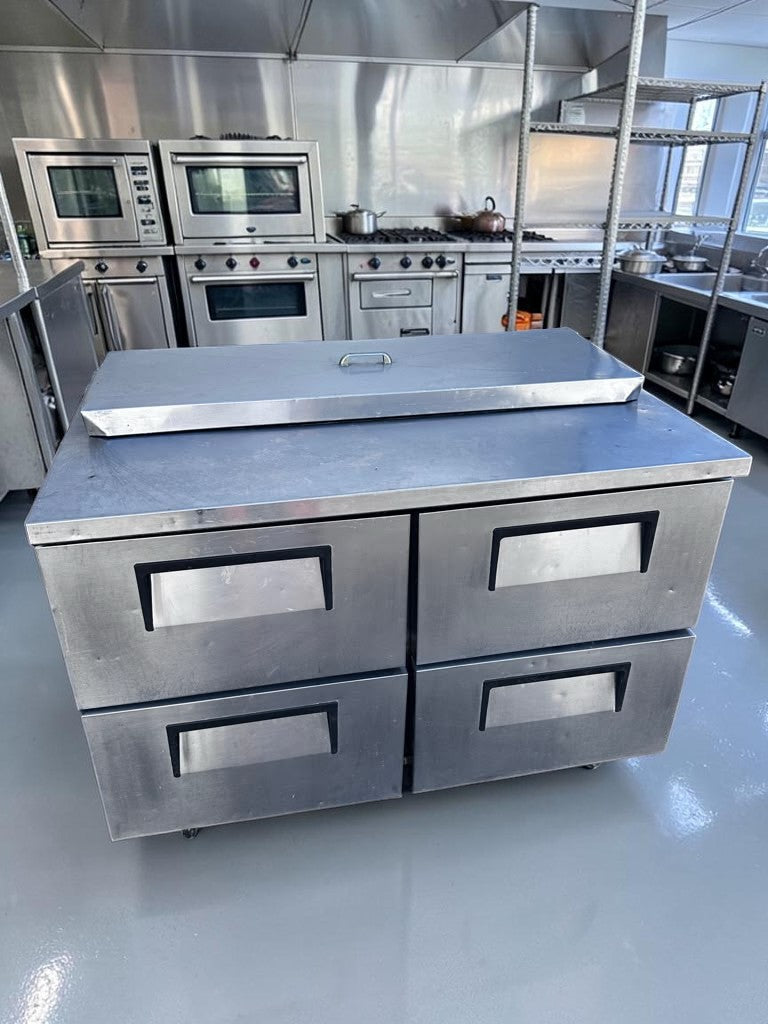 Superb Condition – True TSSU-48-12D-4 – 48″ Four-Drawer Sandwich/Salad Prep Table – 12-Pan Refrigerated Top – 115V – Fully Tested & Operational!