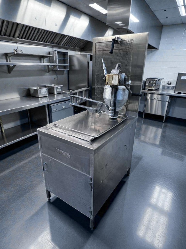 Excellent Condition – Lucks G1826 – Commercial Natural Gas Donut Fryer – Open Kettle Fryer with Donut Screen & Manual Depositor – Stainless Steel – 60,000 BTU – Fully Tested & Operational!