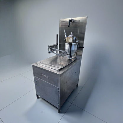 Excellent Condition – Lucks G1826 – Commercial Natural Gas Donut Fryer – Open Kettle Fryer with Donut Screen & Manual Depositor – Stainless Steel – 60,000 BTU – Fully Tested & Operational!