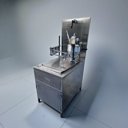 Excellent Condition – Lucks G1826 – Commercial Natural Gas Donut Fryer – Open Kettle Fryer with Donut Screen & Manual Depositor – Stainless Steel – 60,000 BTU – Fully Tested & Operational!