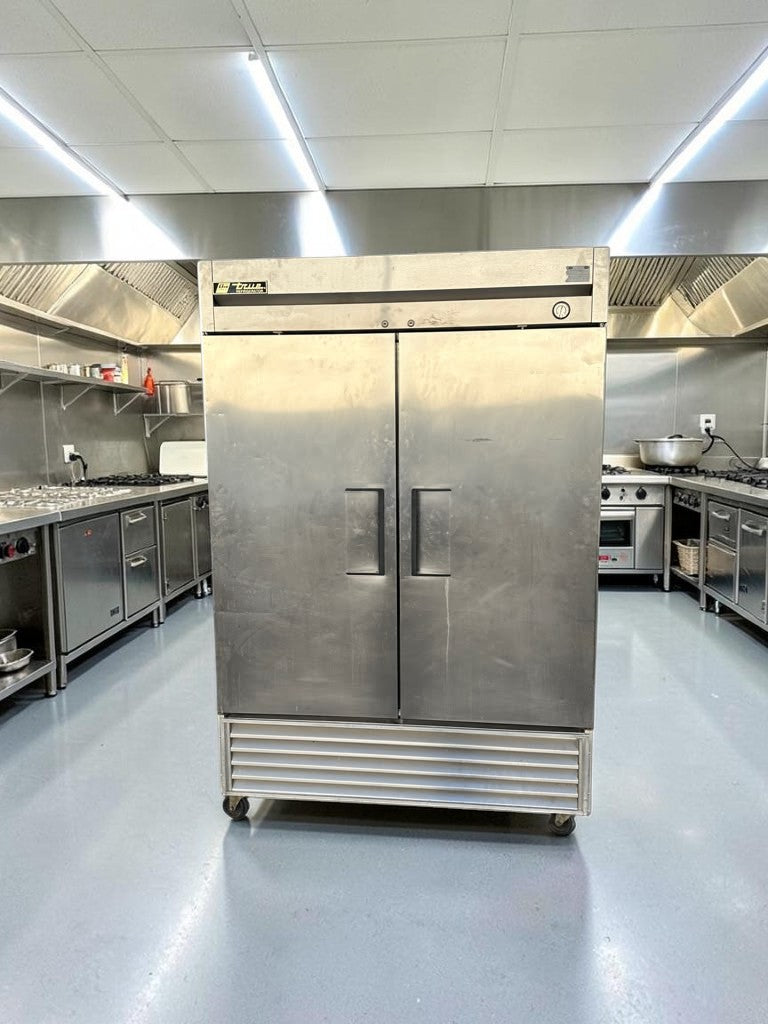 Elite Condition – True T-49 – 54 1/8" Two-Section Reach-In Refrigerator – 2 Solid Doors – R134A – 115V – Fully Tested & Operational!