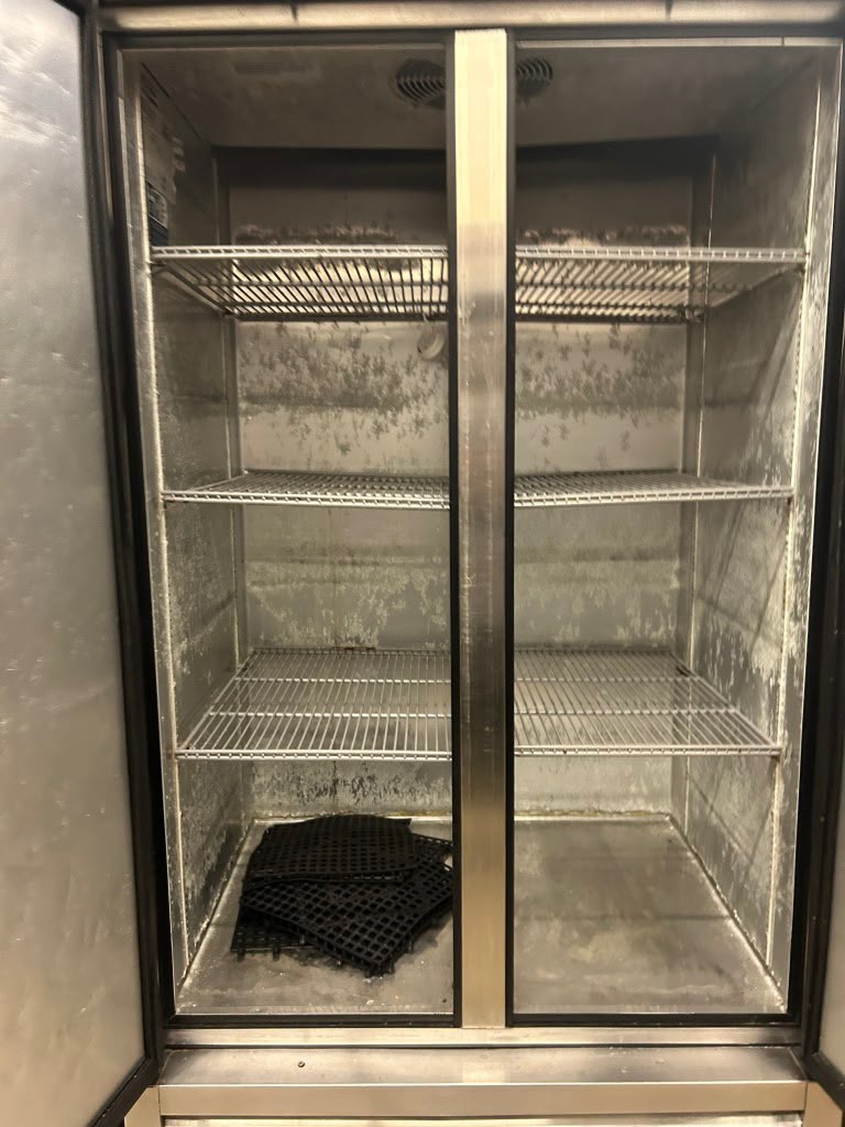 Outstanding Condition – True T-35-HC – 39 1/2" Two-Section Solid-Door Reach-In Refrigerator – 35 Cu. Ft. – 115V – Made in USA – Fully Tested & Operational!