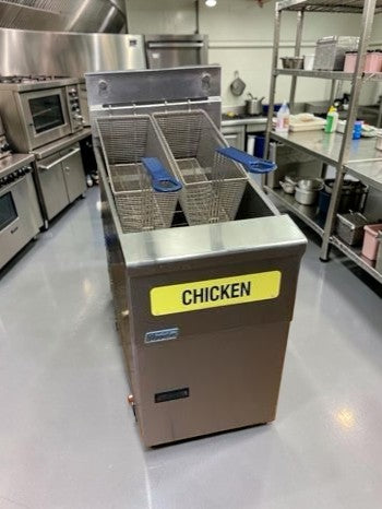 First-Class Condition – Pitco VF35 – 35 lb Commercial Natural Gas Deep Fryer – Stainless Steel – Two Basket – 70,000 BTU – NSF Listed – Fully Tested & Operational!