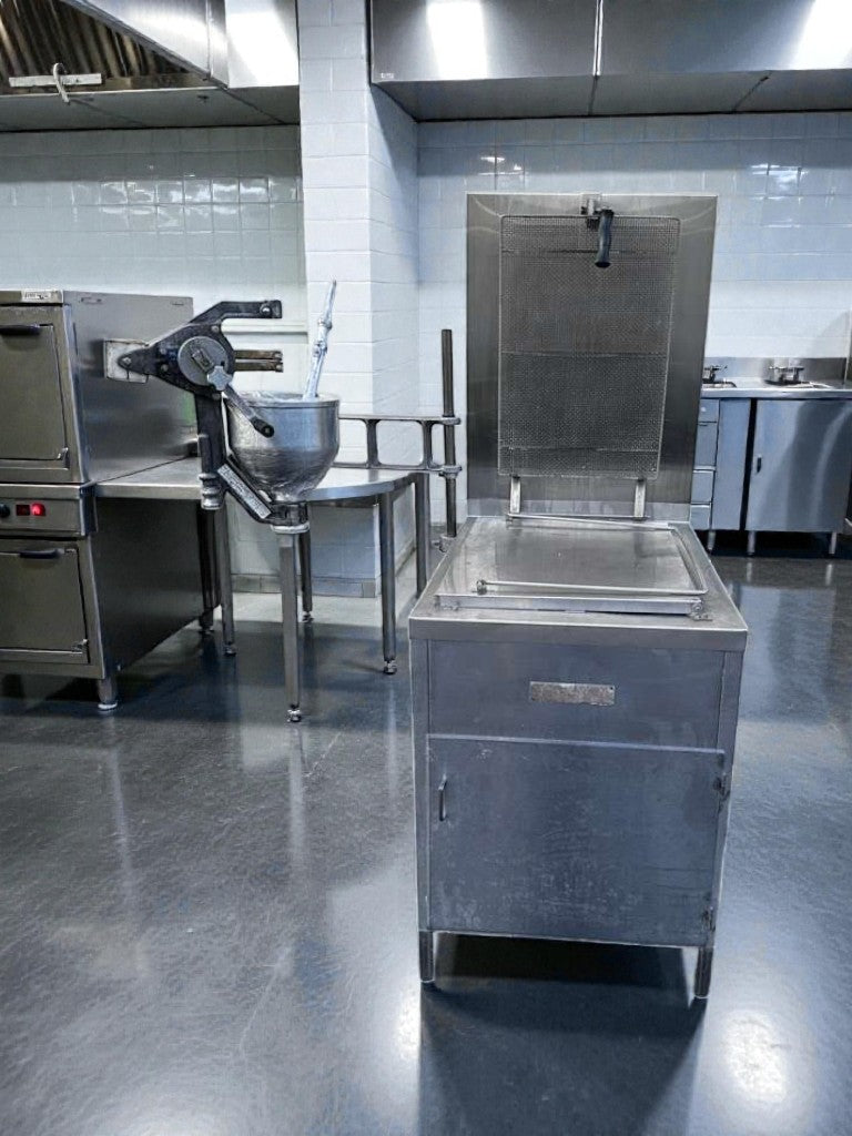 Excellent Condition – Lucks G1826 – Commercial Natural Gas Donut Fryer – Open Kettle Fryer with Donut Screen & Manual Depositor – Stainless Steel – 60,000 BTU – Fully Tested & Operational!