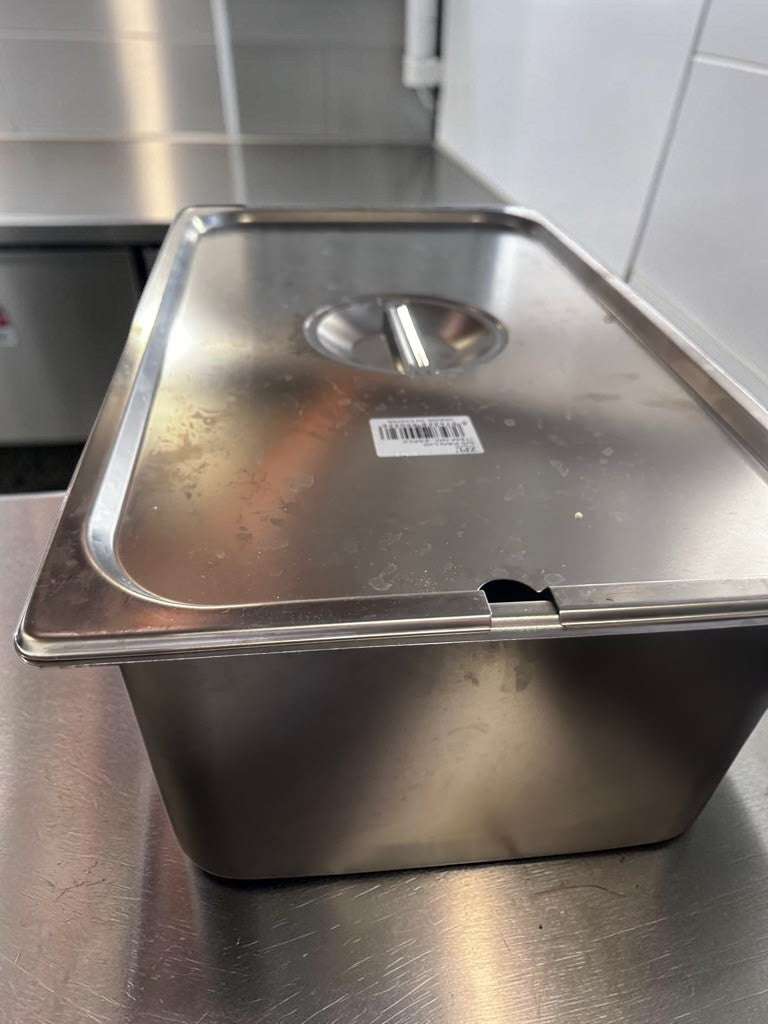 Outstanding Condition – ZPL ZSPCF – Full-Size Stainless-Steel Steam Table Pan with Solid Lid – Approx. 21-Qt. Capacity – Fully Inspected & Ready for Use!