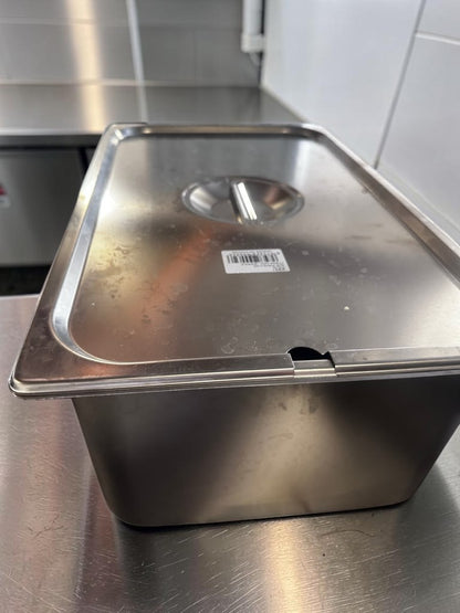 Outstanding Condition – ZPL ZSPCF – Full-Size Stainless-Steel Steam Table Pan with Solid Lid – Approx. 21-Qt. Capacity – Fully Inspected & Ready for Use!