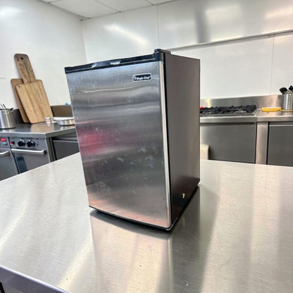 Excellent Condition – Magic Chef MCUF3S2 3 Cu. Ft. Compact Upright Refrigerator– Stainless Steel – Space-Saving Mini Fully Tested & Operational!