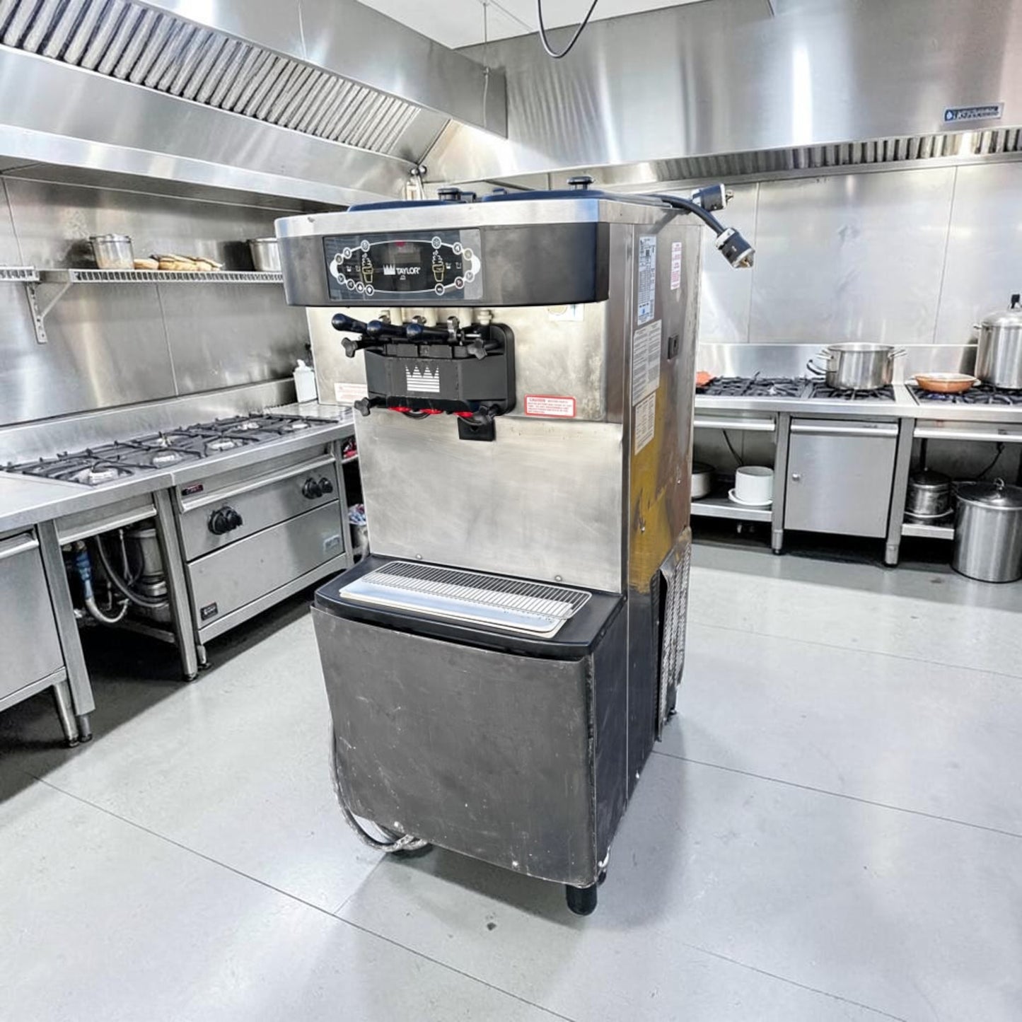 Prime Condition – Taylor C712-33 – Twin-Twist Commercial Soft Serve Freezer – Two Flavors plus Twist – Pump-Fed – 208–230V – Fully Tested & Operational!