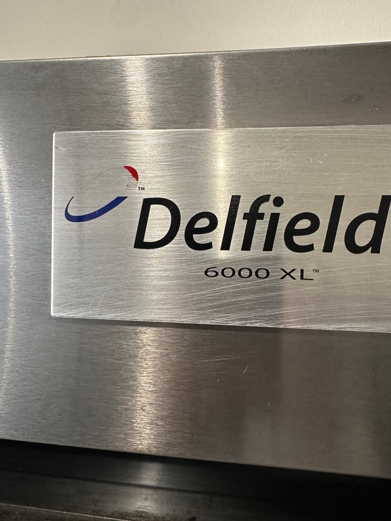 Superior Condition – Delfield 6025XL-SH 6000XL™ – 25 5/8" Single-Section Commercial Reach-In Refrigerator – 2 Half-Height Solid Doors – 20 Cu. Ft. – 115V – AS IS!