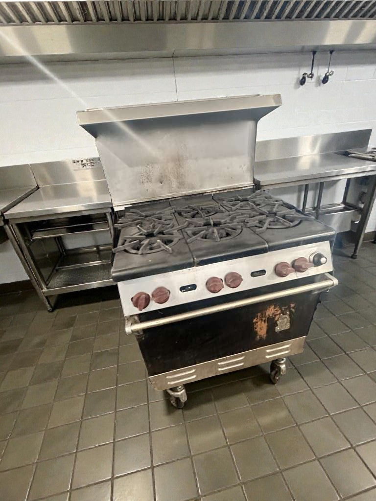Exceptional Condition – Commercial Gas Range with Oven – 6 Burners – NSF Certified – Fully Tested & Operational!