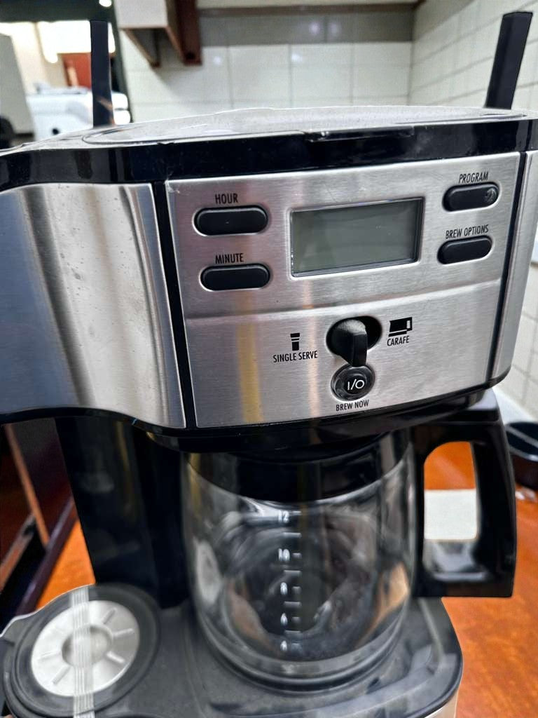 Brand New Condition – Programmable 12-Cup Drip Coffee Machine – Stainless Steel & Black Finish – Glass Carafe – Single Serve / Carafe Options – Fully Tested & Operational!