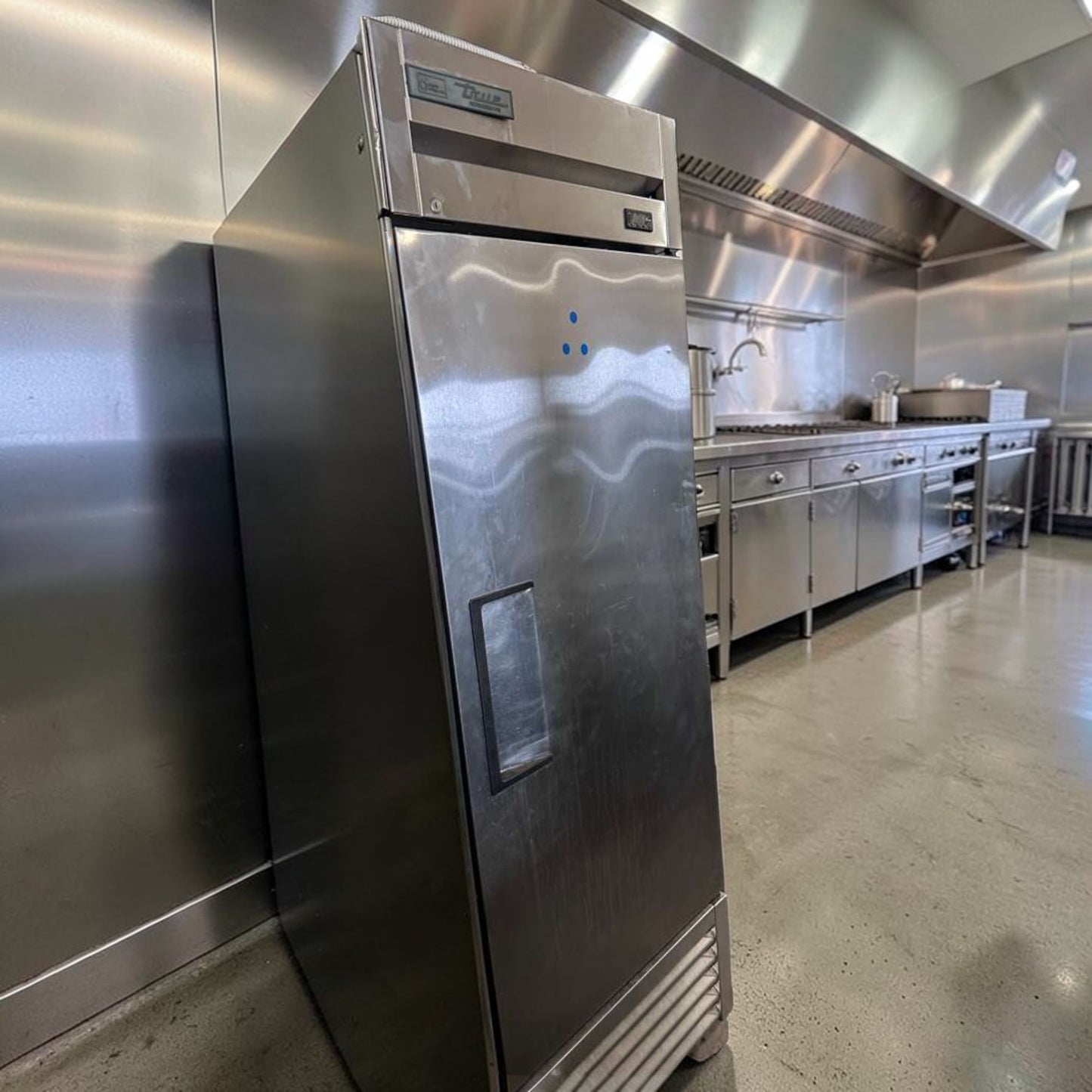 Superior Condition – True T-23-HC Commercial Reach-In Refrigerator – 27" Single Door – Stainless Steel – Energy Efficient – Fully Tested & Operational!