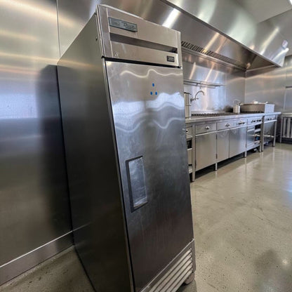 Superior Condition – True T-23-HC Commercial Reach-In Refrigerator – 27" Single Door – Stainless Steel – Energy Efficient – Fully Tested & Operational!