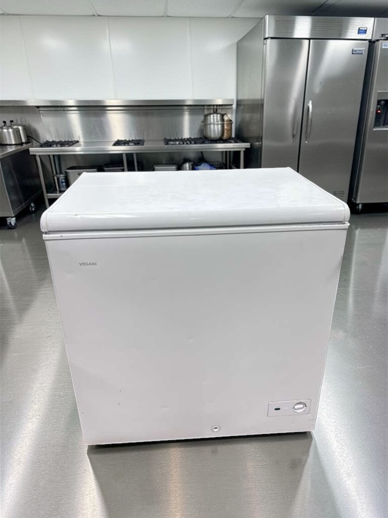 Excellent Condition – Vissani DCM7QRBWW – Commercial Chest Freezer – 7 Cu. Ft. – 115V – UL Listed – Fully Tested & Operational!