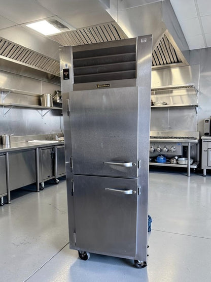 Excellent Condition – Traulsen RHT132WUT-HHS Specification Line – 30" One-Section Half-Door Reach-In Refrigerator – 24.2 Cu. Ft. – 115V – Fully Tested & Operational!