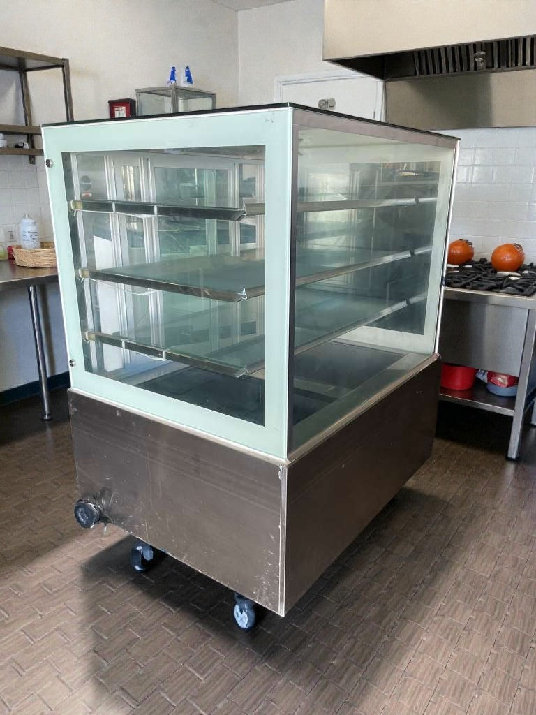 Immaculate Condition – Commercial Refrigerated Glass Display Case – 115V / Single Phase – Fully Tested & Working!