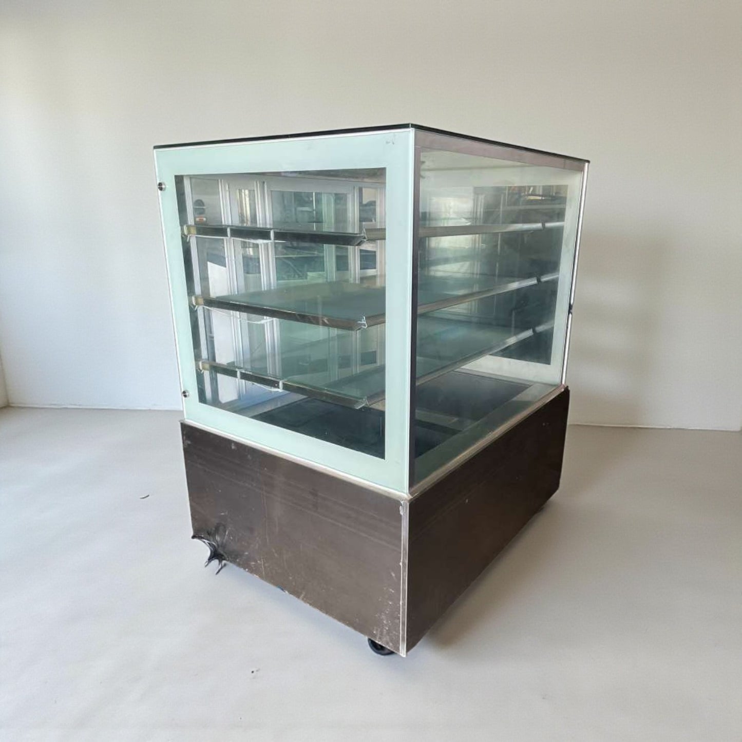 Immaculate Condition – Commercial Refrigerated Glass Display Case – 115V / Single Phase – Fully Tested & Working!