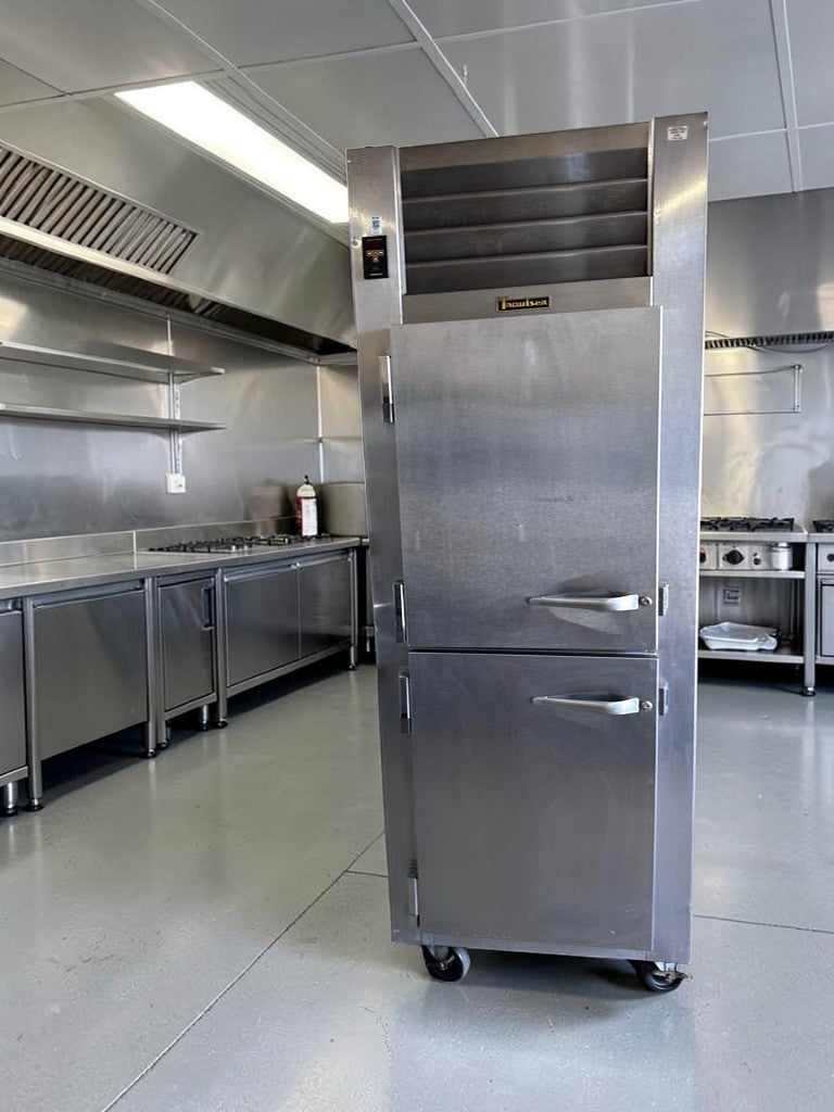 Excellent Condition – Traulsen RHT132WUT-HHS Specification Line – 30" One-Section Half-Door Reach-In Refrigerator – 24.2 Cu. Ft. – 115V – Fully Tested & Operational!