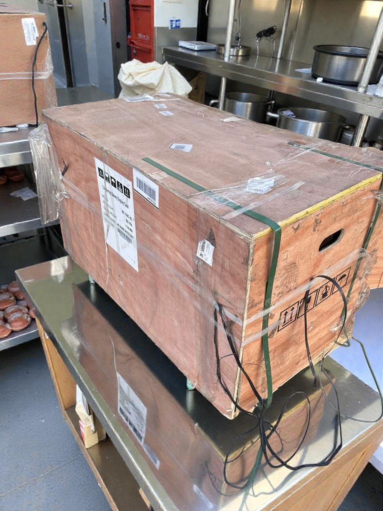 Brand New Premium Condition – KoolMore DC-53C-B – Countertop Bakery Display Case – Curved Glass – Never Used in Original Crate