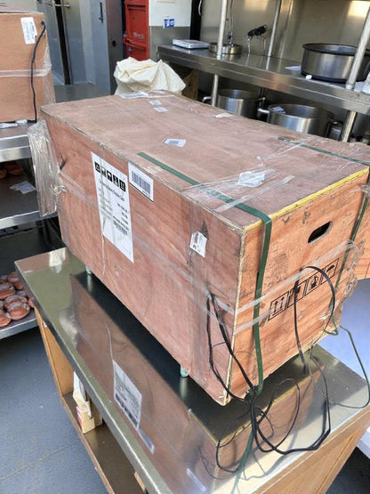 Brand New Premium Condition – KoolMore DC-53C-B – Countertop Bakery Display Case – Curved Glass – Never Used in Original Crate