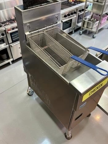 First-Class Condition – Pitco VF35 – 35 lb Commercial Natural Gas Deep Fryer – Stainless Steel – Two Basket – 70,000 BTU – NSF Listed – Fully Tested & Operational!