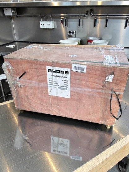 Brand New Premium Condition – KoolMore DC-53C-B – Countertop Bakery Display Case – Curved Glass – Never Used in Original Crate