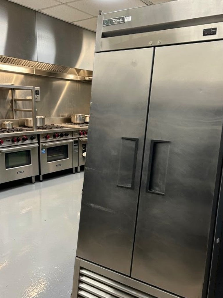 Outstanding Condition – True T-35-HC – 39 1/2" Two-Section Solid-Door Reach-In Refrigerator – 35 Cu. Ft. – 115V – Made in USA – Fully Tested & Operational!