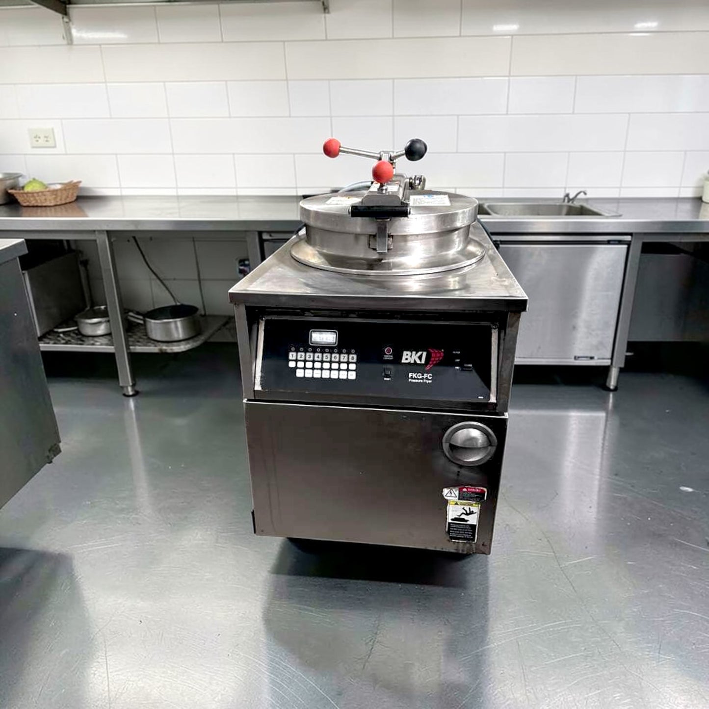 Prime Condition – BKI FKG-FC Commercial Gas Pressure Fryer – 24” Wide – 18 lb Capacity – 70,000 BTU – High-Performance Stainless Steel – Fully Tested & Operational!