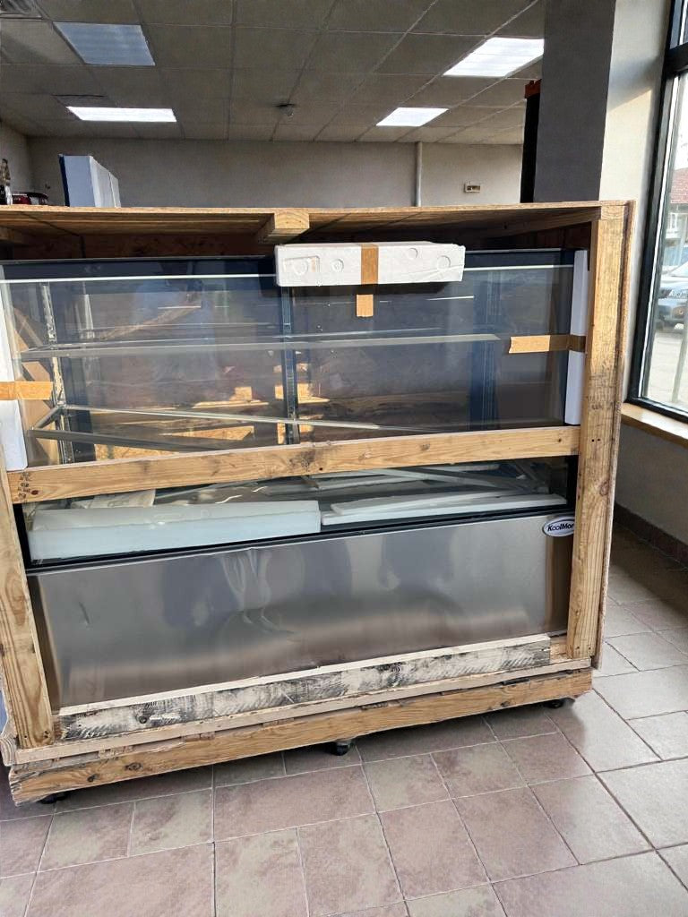 Brand New Condition – KoolMore Refrigerated Bakery Display Case (Scratch & Dent)