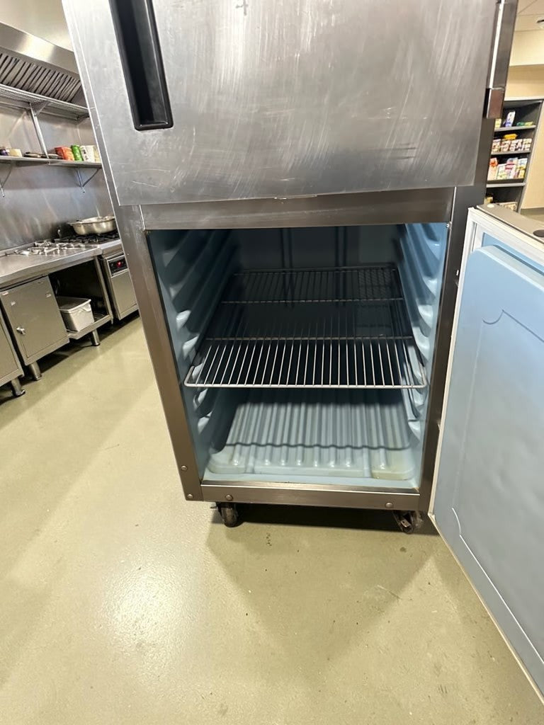 Superior Condition – Delfield 6025XL-SH 6000XL™ – 25 5/8" Single-Section Commercial Reach-In Refrigerator – 2 Half-Height Solid Doors – 20 Cu. Ft. – 115V – AS IS!