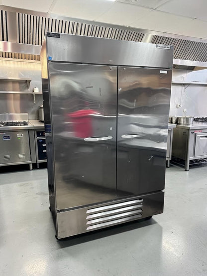 Exceptional Condition – Beverage-Air HBR49-1-006 Horizon Series – 52" Two-Section Solid-Door Reach-In Refrigerator – 46.15 Cu. Ft. – 115V – Fully Tested & Operational!