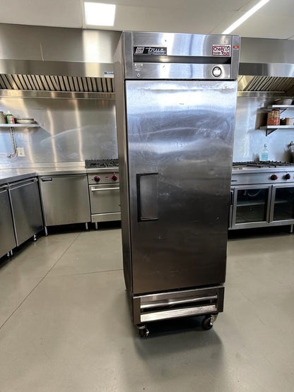 Optimal Condition – True T-19 – 27" One-Section Solid-Door Reach-In Refrigerator – 19 Cu. Ft. – 115V – NSF Listed – Fully Tested & Operational!