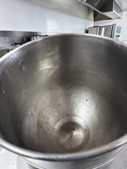 High-Grade Condition – Hobart 30 Qt. Stainless Steel Mixer Bowl – Commercial Replacement Mixing Bowl – Heavy-Duty Restaurant Mixer Accessory – Ready for Use!