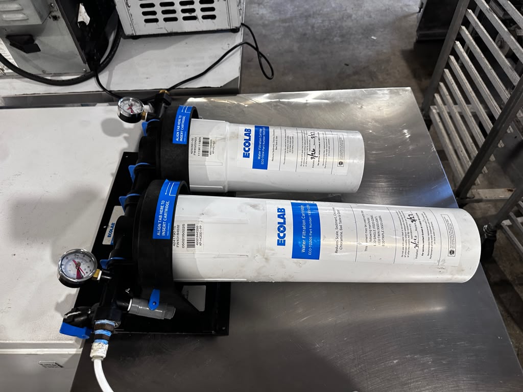 Top-Tier Condition – Ecolab / KineticoPRO KPMF HC614-2 – Commercial Dual-Cartridge Water Filtration System – 150,000-Gallon Capacity – Dual Pressure Gauges – NSF/ANSI 42 Certified – Fully Inspected & Ready for Installation!