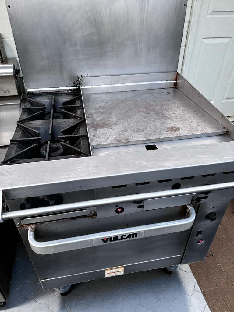 Superior Condition – Vulcan 36C-2B24GTN – Endurance 36" Natural Gas Range – 2 Burners – 24" Thermostatic Griddle – Convection Oven Base – 135,000 BTU – NSF / CSA Listed – Fully Tested & Operational!