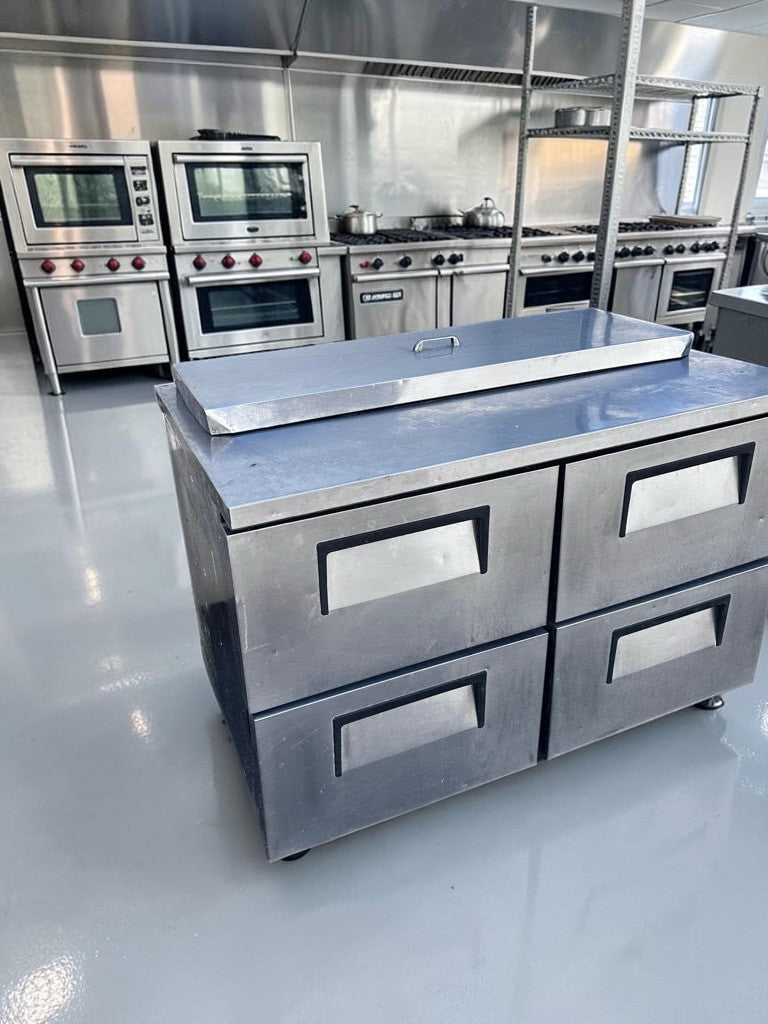 Superb Condition – True TSSU-48-12D-4 – 48″ Four-Drawer Sandwich/Salad Prep Table – 12-Pan Refrigerated Top – 115V – Fully Tested & Operational!