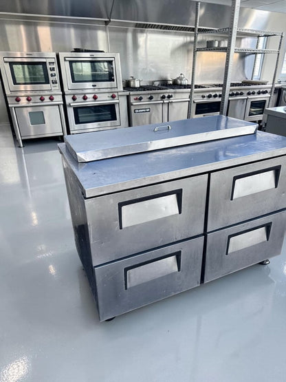 Superb Condition – True TSSU-48-12D-4 – 48″ Four-Drawer Sandwich/Salad Prep Table – 12-Pan Refrigerated Top – 115V – Fully Tested & Operational!
