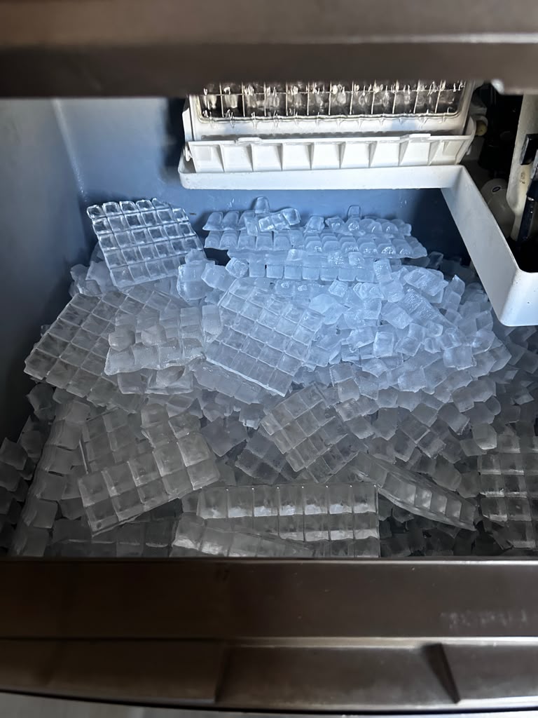 Professionally Maintained Condition – Manitowoc QD-0132A – Undercounter Full-Dice Ice Machine – 130 lb. Daily Production – 80 lb. Storage Bin – 115V – Fully Tested & Operational!