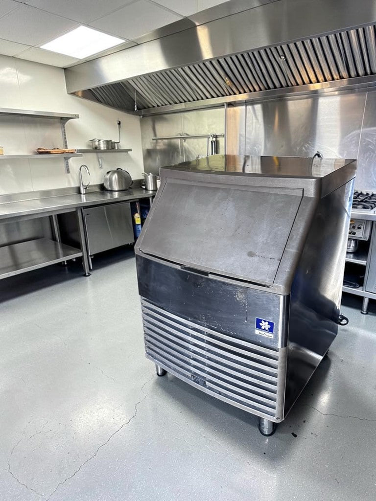 Professionally Maintained Condition – Manitowoc QD-0132A – Undercounter Full-Dice Ice Machine – 130 lb. Daily Production – 80 lb. Storage Bin – 115V – Fully Tested & Operational!