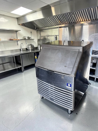 Professionally Maintained Condition – Manitowoc QD-0132A – Undercounter Full-Dice Ice Machine – 130 lb. Daily Production – 80 lb. Storage Bin – 115V – Fully Tested & Operational!