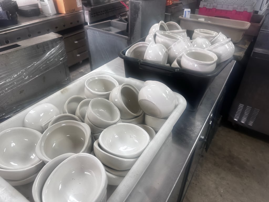 First-Class Condition – Bulk Lot Commercial White Ceramic 12 oz. Onion Soup Crocks / Bowls – Oven, Microwave & Dishwasher-Safe Style – Restaurant Serving Ware!