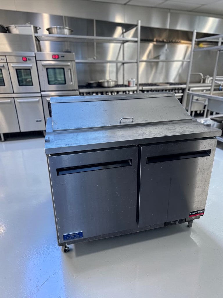 Dependable Condition – Arctic Air AST48RZ – 48″ Two-Door Refrigerated Sandwich & Salad Prep Table – 12-Pan Capacity – 115V – Fully Tested & Operational!